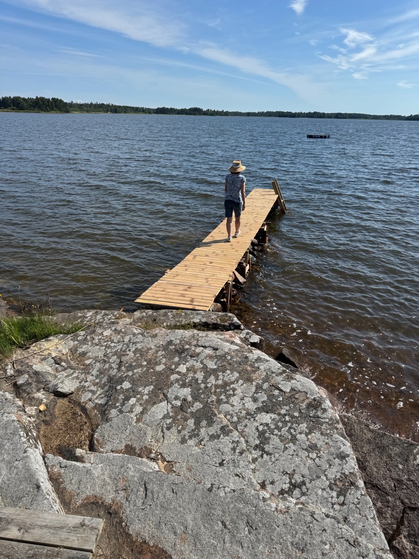 Färdig och fin brygga på Älgstigen